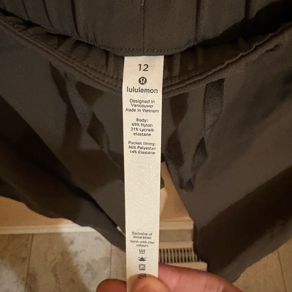 LAST CHANCE | Lululemon On The Fly 23* Crop Pants in Dark Olive - Picture 5 of 7